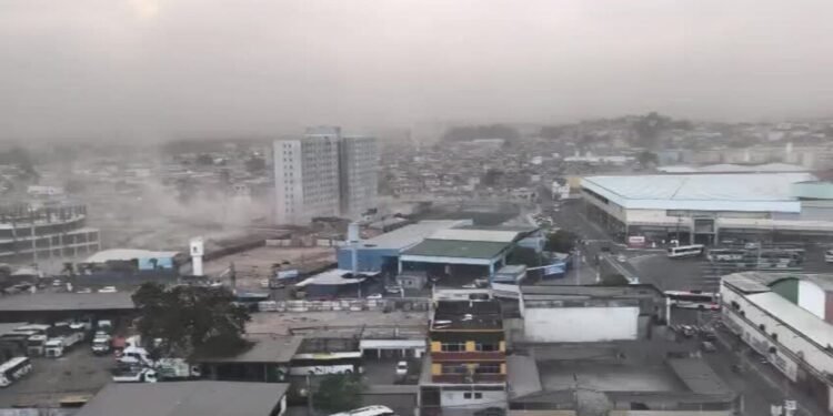 Rio tem atraso e estragos com ventania de mais de 90 km/h Rio tem atraso e estragos com ventania de mais de 90 km/h