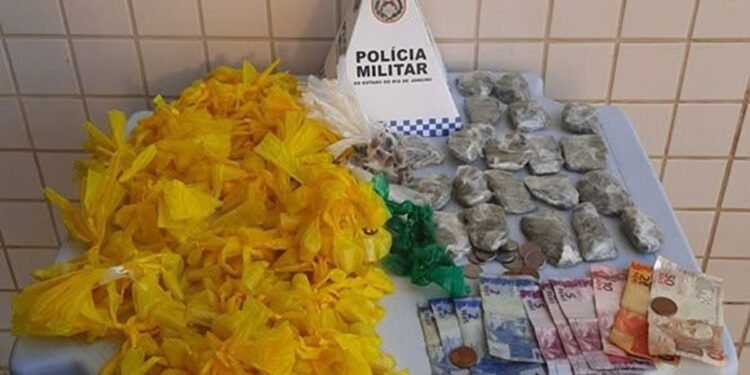 Polícia apreende mais de 200 porções de drogas em caixa de aterramento em Santo Antônio de Pádua Polícia apreende mais de 200 porções de drogas em caixa de aterramento em Santo Antônio de Pádua