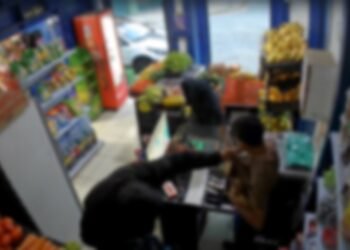 VÍDEO: Dupla encapuzada assalta mercado e rouba adolescente em Valença