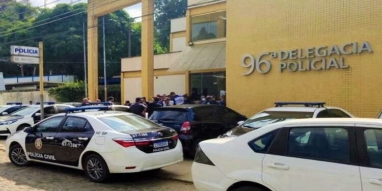 Foragido da Justiça é preso por suspeitas de agredir companheiro em Miguel Pereira