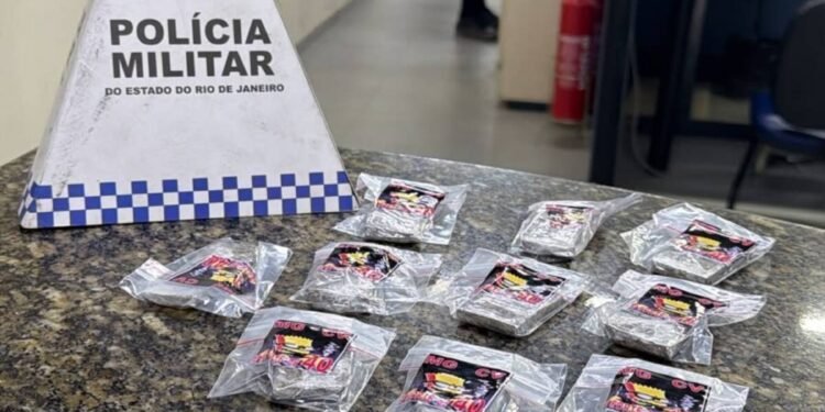 Homem está preso com drogas em Angra dos Reis Homem está preso com drogas em Angra dos Reis