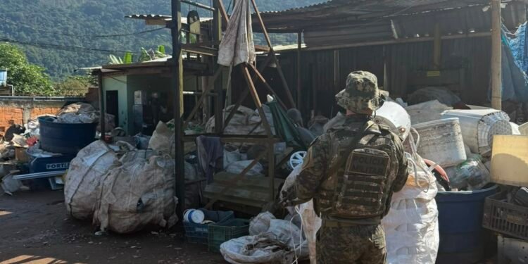 Polícia Ambiental flagra ferro-velho irregular em Angra dos Reis Polícia Ambiental flagra ferro-velho irregular em Angra dos Reis