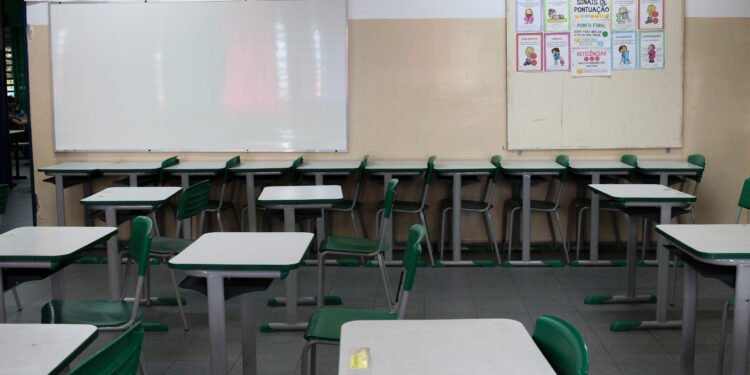 Pesquisa mostra Brasil com 37% de pessoas sem educação básica