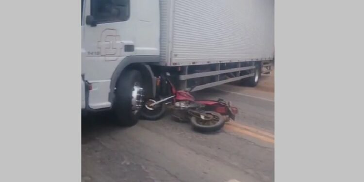 Acidente entre moto e caminhão deixa uma mulher ferida na BR-356, em Itaperuna