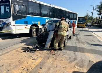 Acidente entre carro e ônibus escolar deixa oito feridos em Saquarema