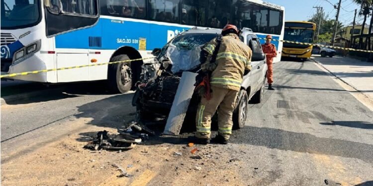 Acidente entre carro e ônibus escolar deixa oito feridos em Saquarema Acidente entre carro e ônibus escolar deixa oito feridos em Saquarema