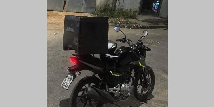 Motociclista está cercado e tem moto roubada em assalto registrado por câmera de segurança em Campos