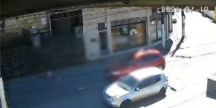 VÍDEO: Homem é atropelado enquanto praticava corrida em Petrópolis; motorista fugiu VÍDEO: Homem é atropelado enquanto praticava corrida em Petrópolis; motorista fugiu