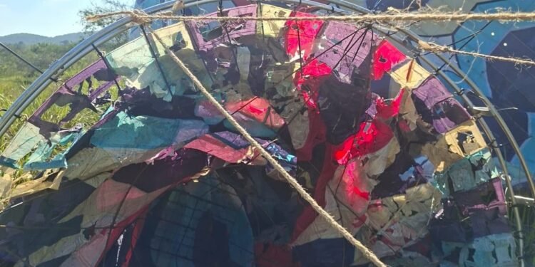 Balão de grande porte cai na área de mata em Búzios Balão de grande porte cai na área de mata em Búzios