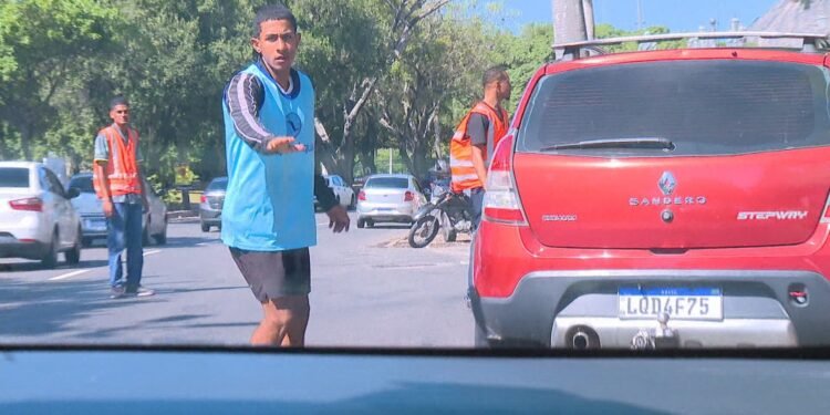 Flanelinhas cobram até R$ 30 sem talão em áreas de lazer do Rio; ‘Deu porque quis’, diz guardado ao ser questionado sobre cobrança