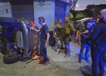 Perseguição termina com carro capotado; suspeita tenta pegar arma de policial e agente fraturado na mão