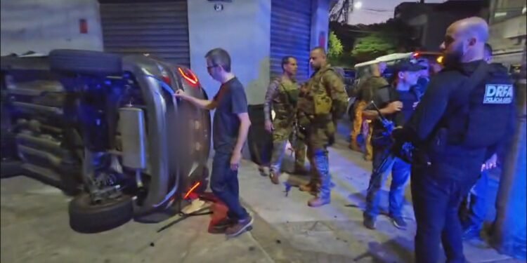 Perseguição termina com carro capotado; suspeita tenta pegar arma de policial e agente fraturado na mão