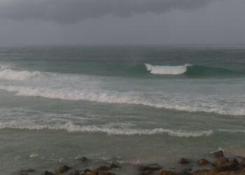 Marinha emite alerta de ressaca e ondas de até 3 metros no Rio; semana começa com tempo nublado