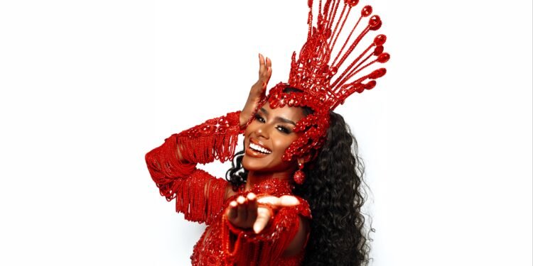 Bellinha Delfim é a nova rainha de bateria da Viradouro