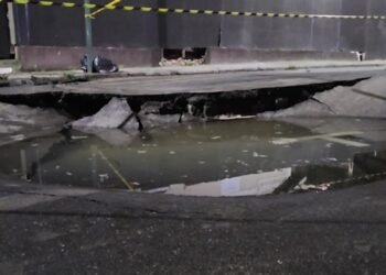 Rompimento de adutora arranca asfalto, abre cratera e interdita rua no Valparaíso, em Petrópolis