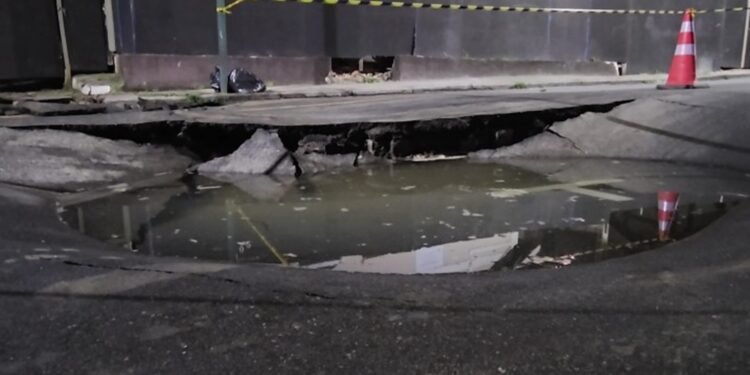 Rompimento de adutora arranca asfalto, abre cratera e interdita rua no Valparaíso, em Petrópolis Rompimento de adutora arranca asfalto, abre cratera e interdita rua no Valparaíso, em Petrópolis