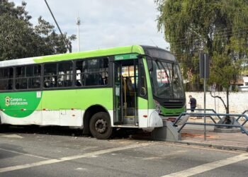 Ônibus invadem ciclovia em Campos; testemunhas dizem que motorista teve falha nos freios