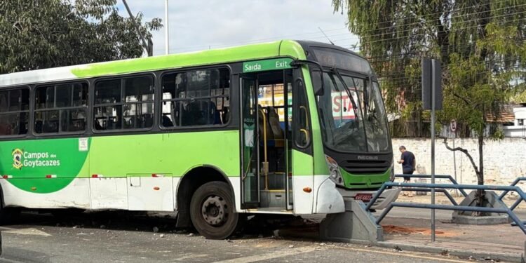 Ônibus invadem ciclovia em Campos; testemunhas dizem que motorista teve falha nos freios