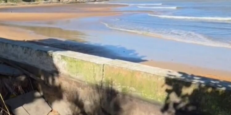 Avanço do mar destruição parte do calçadão em Rio das Ostras Avanço do mar destruição parte do calçadão em Rio das Ostras