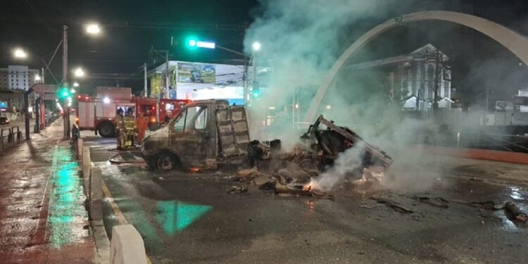VÍDEO: caminhão carregado com produtos de limpeza pega fogo no RJ