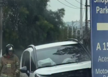 Motorista bate carro contra poste na Rodovia dos Metalúrgicos, em Volta Redonda