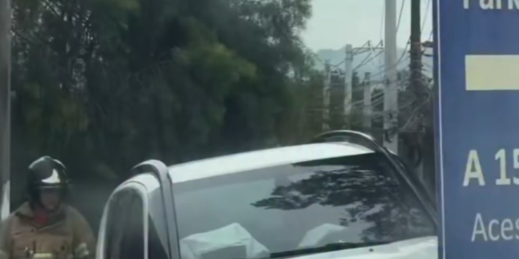 Motorista bate carro contra poste na Rodovia dos Metalúrgicos, em Volta Redonda