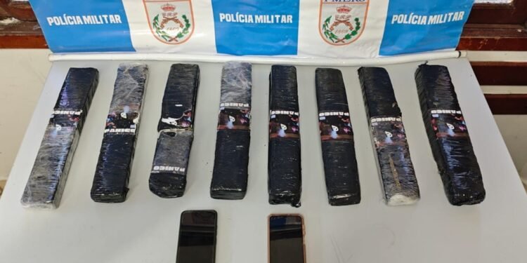 Casal é preso com 10 kg de maconha em operação na RJ-116, em Friburgo Casal é preso com 10 kg de maconha em operação na RJ-116, em Friburgo