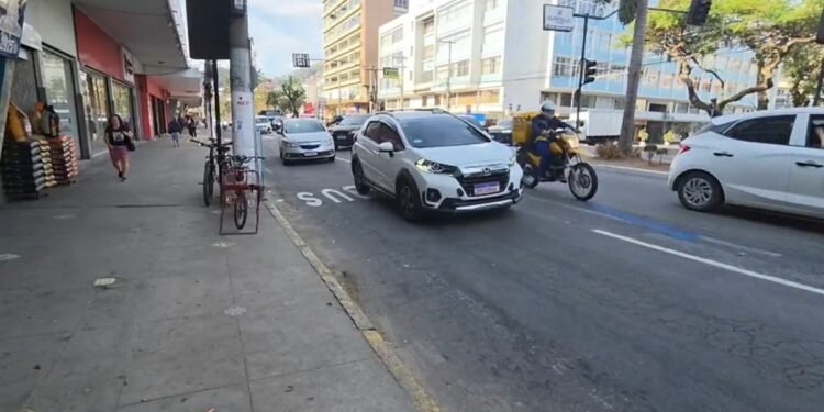 Comerciantes reclamam de mudanças no trânsito no Centro de Teresópolis Comerciantes reclamam de mudanças no trânsito no Centro de Teresópolis