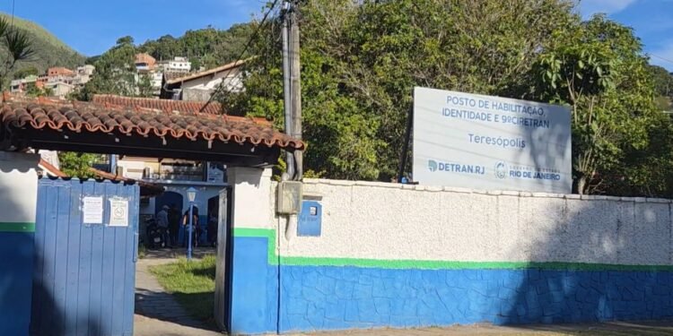 Usuários do Detran RJ enfrentam frio, calor e falta de acessibilidade no posto de Teresópolis Usuários do Detran RJ enfrentam frio, calor e falta de acessibilidade no posto de Teresópolis