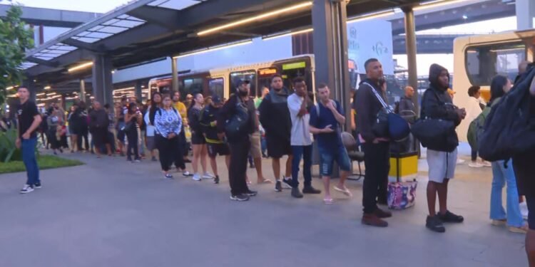 Ônibus comuns e BRTs terão frota integral a partir das 0h Ônibus comuns e BRTs terão frota integral a partir das 0h