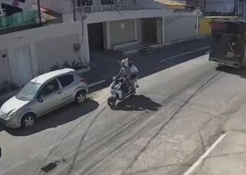 Motociclista é atingido por fio no pescoço após caminhão romper em Cabo Frio: ‘Impacto muito forte’