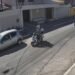 Motociclista é atingido por fio no pescoço após caminhão romper em Cabo Frio: ‘Impacto muito forte’