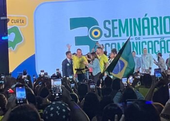 Flávio Bolsonaro diz que vai para os EUA defensor do PIX