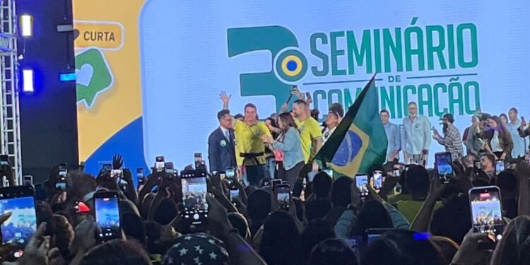 Flávio Bolsonaro diz que vai para os EUA defensor do PIX Flávio Bolsonaro diz que vai para os EUA defensor do PIX