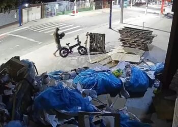 Homem invade loja e furta bicicleta elétrica e notebooks em Maricá