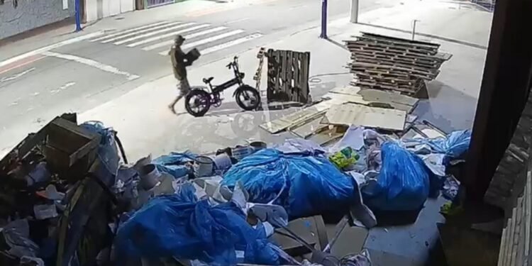 Homem invade loja e furta bicicleta elétrica e notebooks em Maricá