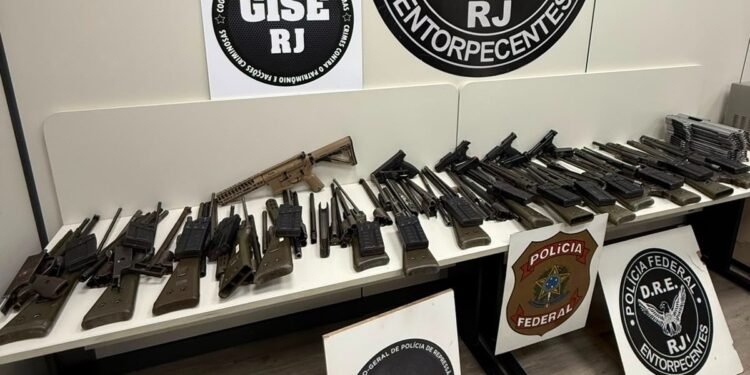 PF prende motorista com 16 fuzis e 4 pistolas na Via Dutra
