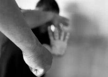 Pedido silencioso de socorro durante teleconsulta ao lado de agressor salva mulher do Rio; Anuário aponta alta de feminicídios