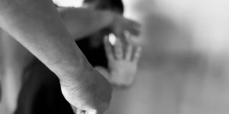 Pedido silencioso de socorro durante teleconsulta ao lado de agressor salva mulher do Rio; Anuário aponta alta de feminicídios