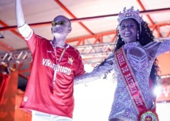 Bellinha Delfim é coroada rainha de bateria da Unidos do Viradouro