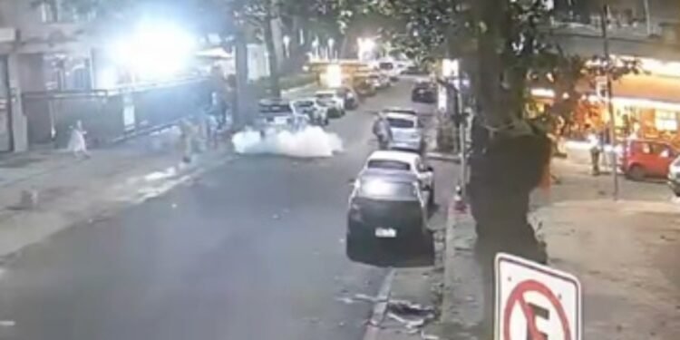 Carro da Seop é atacado com explosivo em Copacabana Carro da Seop é atacado com explosivo em Copacabana
