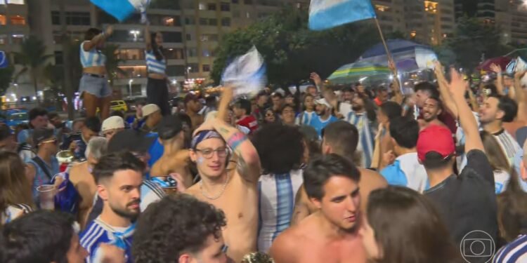 Argentinos comemoram vitória sobre a Inglaterra na Praia de Copacabana