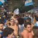 Argentinos comemoram vitória sobre a Inglaterra na Praia de Copacabana