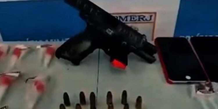 Polícia recupera arma furtada de agente ferido em acidente e prende suspeito em Volta Redonda Polícia recupera arma furtada de agente ferido em acidente e prende suspeito em Volta Redonda