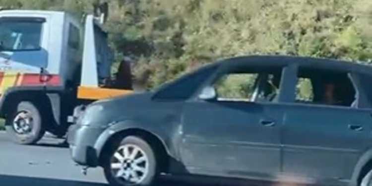 Acidente entre carro, guincho e moto deixa feridos na Rodovia Rio-Santos, em Angra dos Reis Acidente entre carro, guincho e moto deixa feridos na Rodovia Rio-Santos, em Angra dos Reis