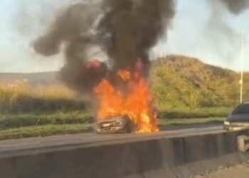 Acidente na Via Dutra em Itatiaia deixa ferido e causa incêndio