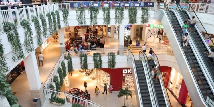 Jogo do Brasil provoca alterações no funcionamento de shoppings e outros estabelecimentos em Salvador e região metropolitana Jogo do Brasil provoca alterações no funcionamento de shoppings e outros estabelecimentos em Salvador e região metropolitana