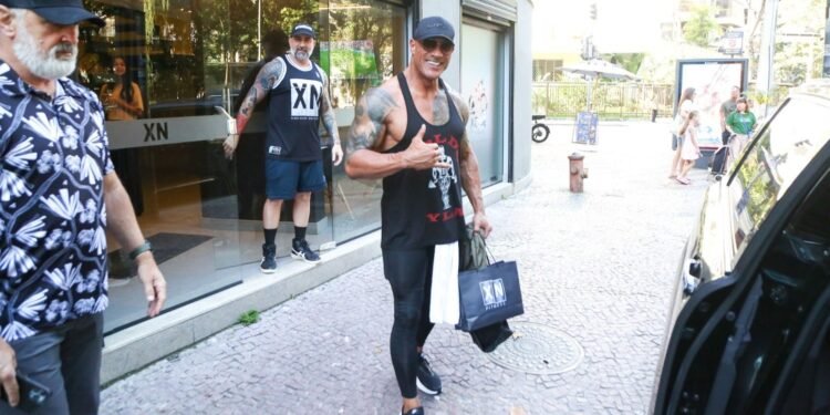 No Rio, Dwayne Johnson segue empenhado na vida fitness e malha no Leblon