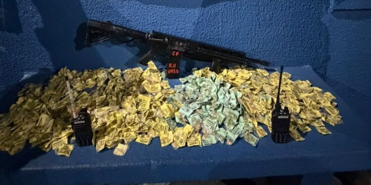 Morro do Urubu: Operação da PM tem três baleados e apreensão de fuzil