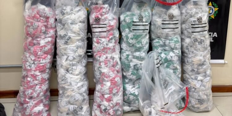 Polícia Civil prende homem transportando quase 14 mil pinos de cocaína